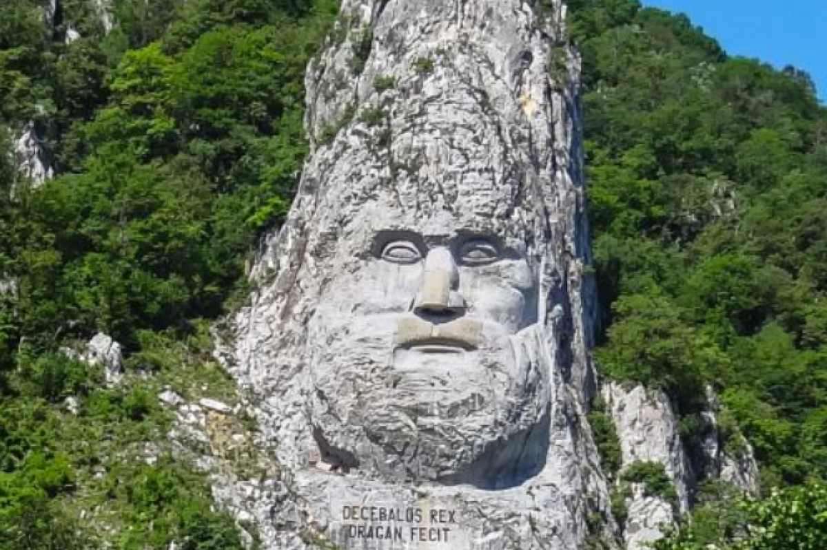 Omul care l-a ridicat pe Decebal pe stâncă